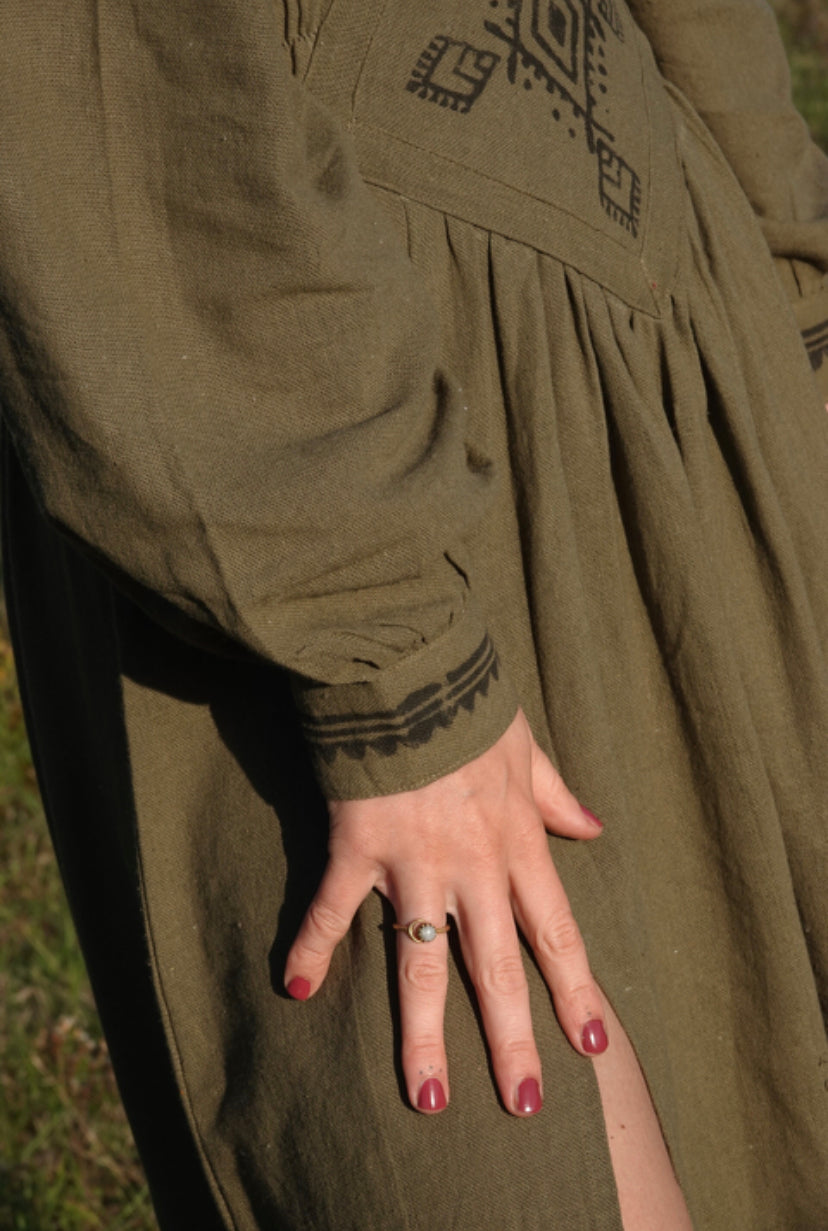 Donker groene Devée jurk in boho-chique stijl, met een unieke mix van kleuren en patronen. Duurzaam en handbedrukt met natuurlijke inkt, ideaal voor de zomer of ceremonieën.