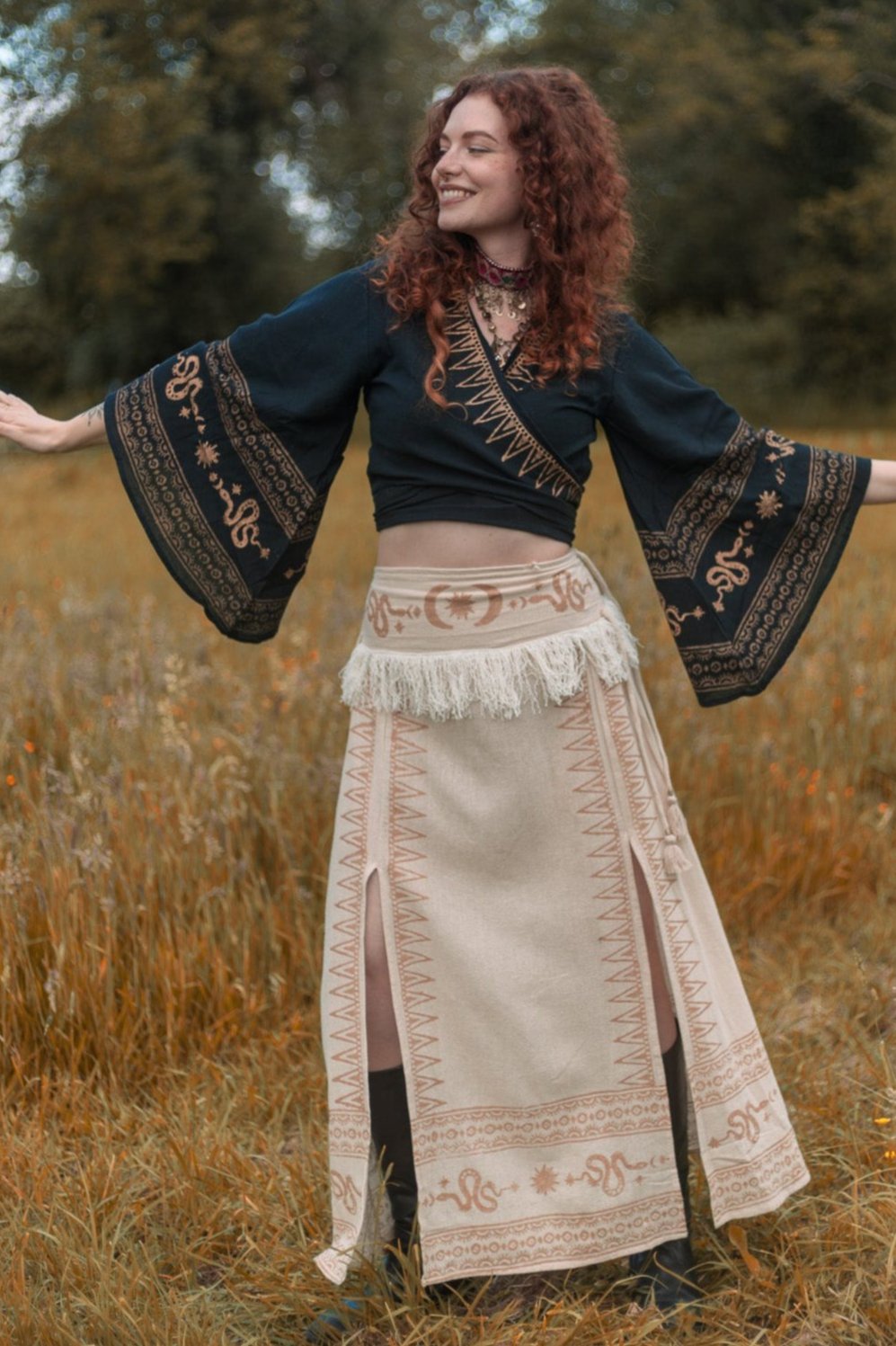 Witte rok met gouden slangen- en maansymbolen, perfect voor een betoverende bohemian look, ideaal voor een vrije spirit die haar kracht wil omarmen