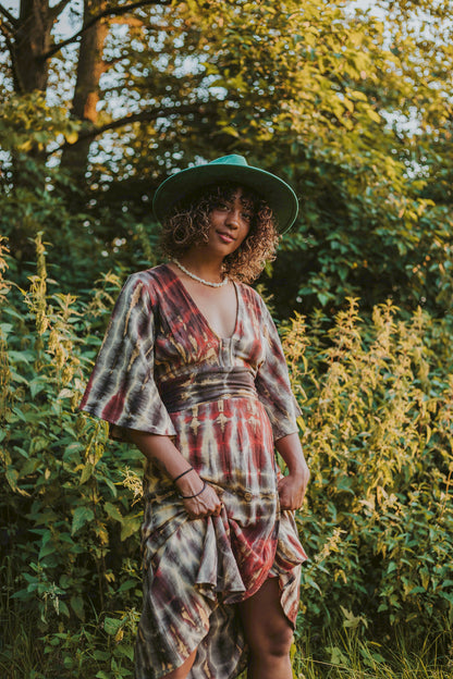 De Dayra dress met een unieke mix van kleuren en een vloeiende pasvorm. Gemaakt van ademend jute-katoen, ideaal voor de vrouw die zich het liefst op een creatieve en zorgeloze manier uitdrukt.