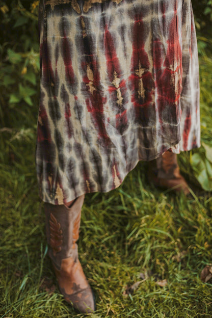 De Dayra dress is de ultieme mix van stijl en comfort. De levendige, handgemaakte tie-dye patronen passen perfect bij een vrije geest die houdt van bohemian mode en een vintage vibe