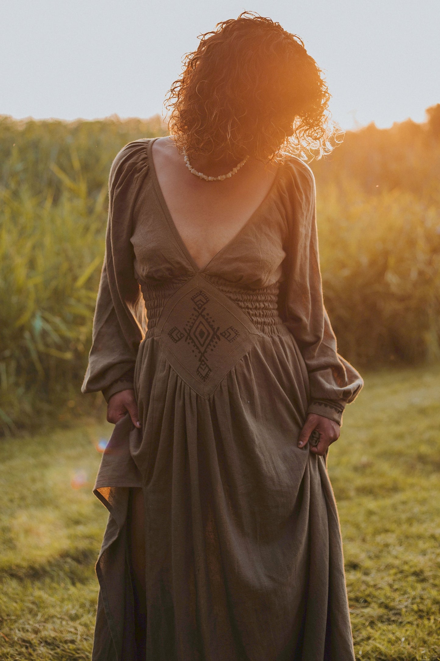 Donke groene Devée jurk in bohemian stijl met een natuurlijke flow. Handbedrukt met eco-vriendelijke inkt, ideaal voor een vrije, ongedwongen uitstraling tijdens festivals of een zomerse dag in de natuur.