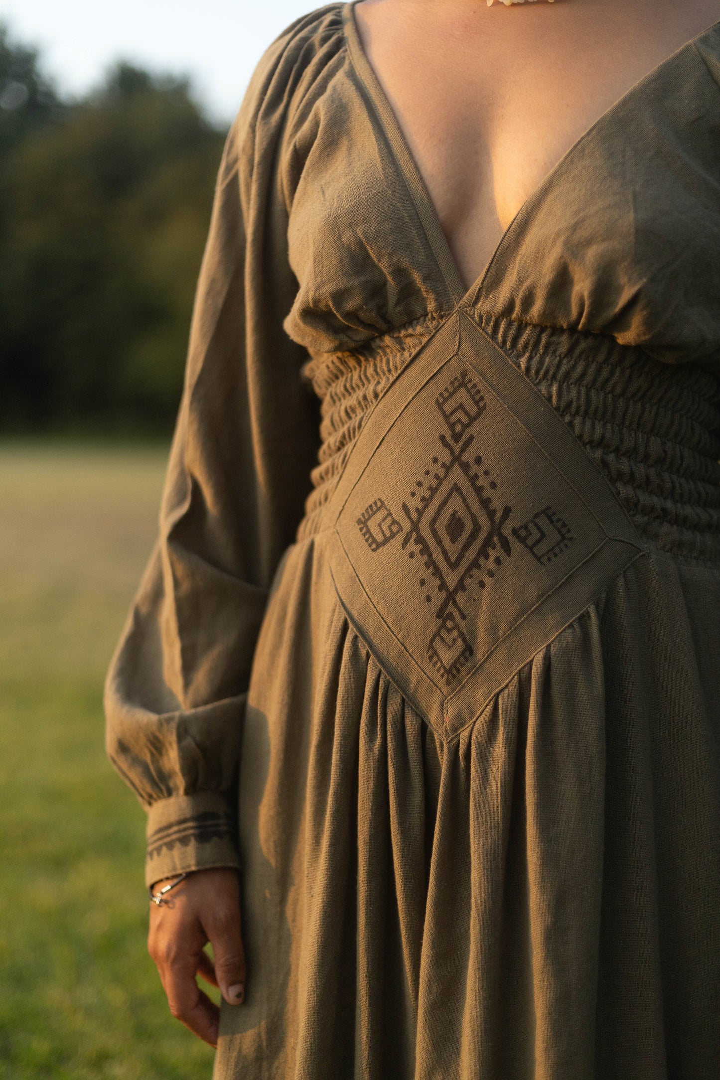 Donker groene Boho Devée jurk met een speelse vibe en artistieke tie-dye details. Perfect voor een spirituele reis, een festivalavond of een moment van innerlijke rust in de natuur.