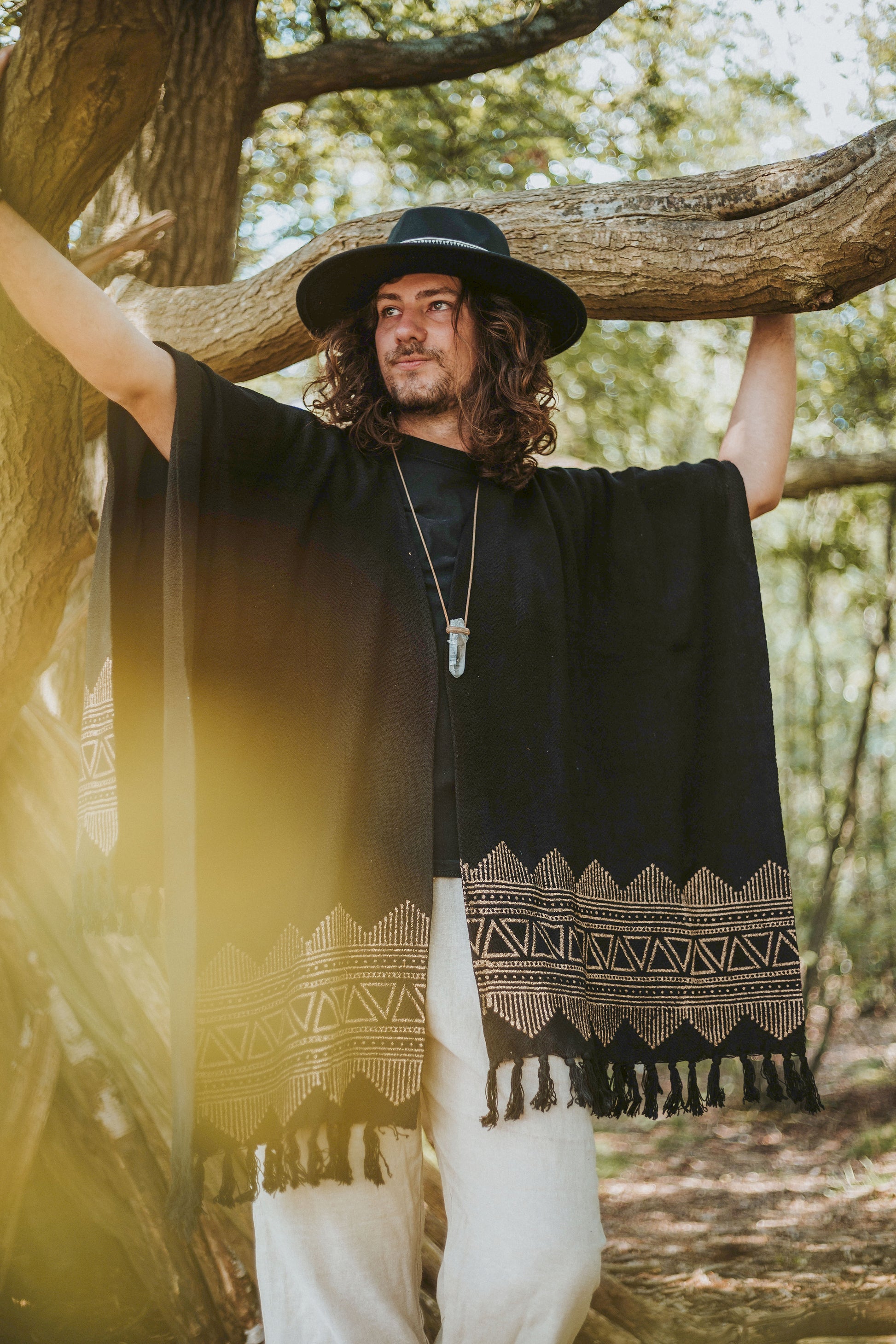 De unisex Navado poncho combineert duurzame stoffen en een verfijnd ontwerp voor de moderne boho-stijl. Ideaal voor zowel mannen als vrouwen die op zoek zijn naar een statement stuk voor festivals, reizen of ontspannen dagen