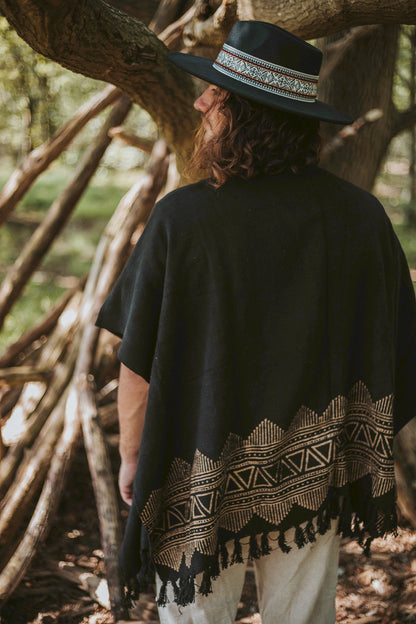 Deze veelzijdige Navado poncho, met zijn organische uitstraling en handbedrukte patronen, is het perfecte item voor de vrije geest. Gemaakt van ademend materiaal, geschikt voor zowel mannen als vrouwen die houden van comfortabele, eco-vriendelijke mode