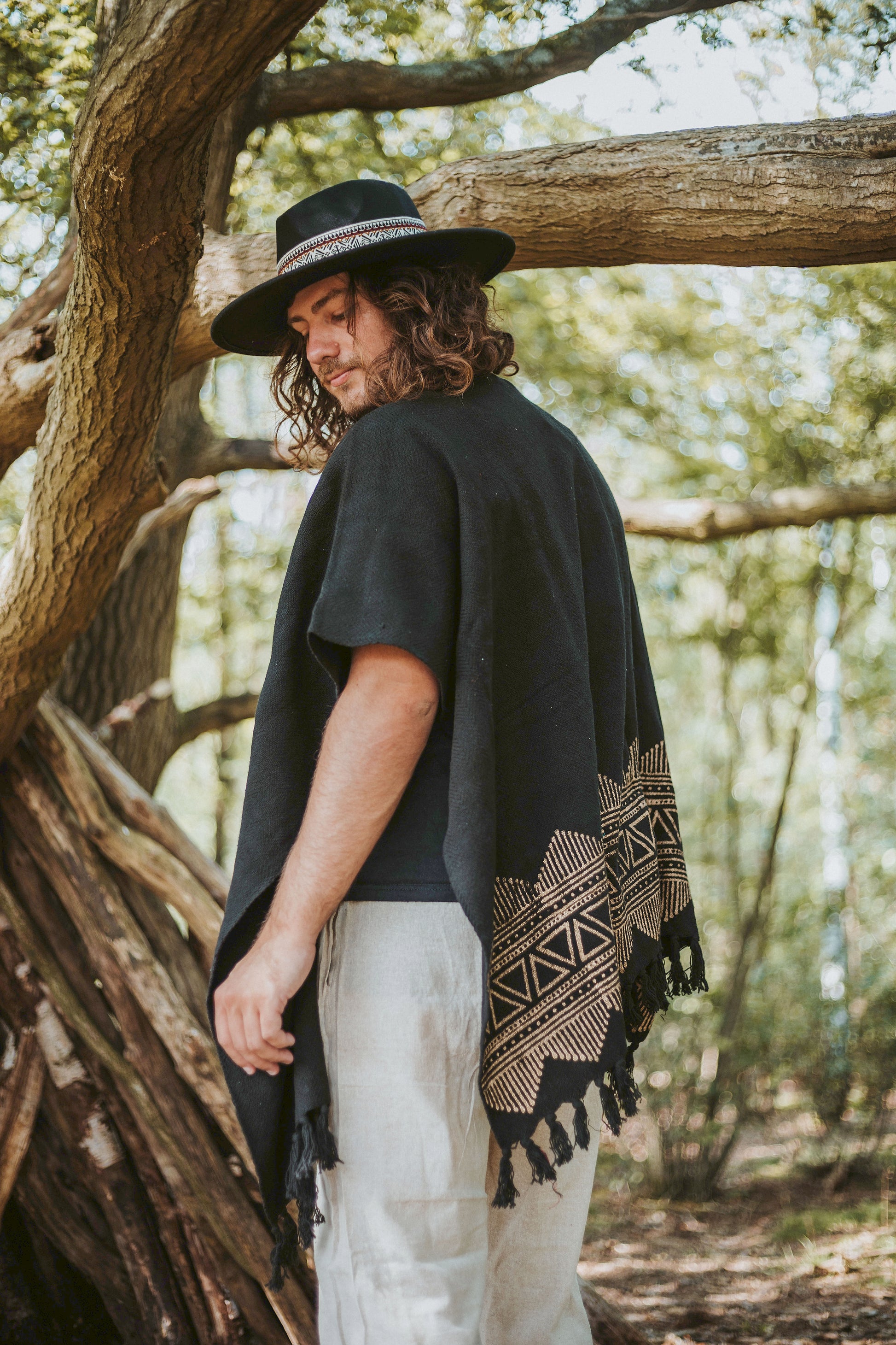 De Navado poncho is een unisex must-have, perfect voor iedereen die houdt van relaxte stijl en duurzaamheid. Het luchtige design en de handbedrukte details maken het geschikt voor zowel een casual look als een festivaloutfit