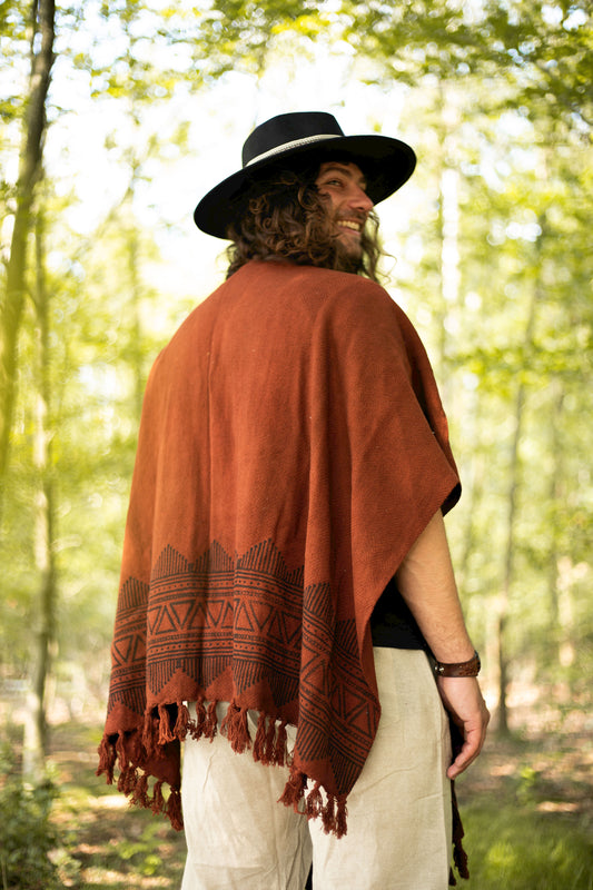 De Rust Navado poncho biedt ultiem comfort en vrijheid, gemaakt van duurzaam jutekatoen en met de hand bedrukt met natuurlijke inkt. Dit veelzijdige kledingstuk is perfect voor de man of vrouw die zich graag omarmt door de natuur