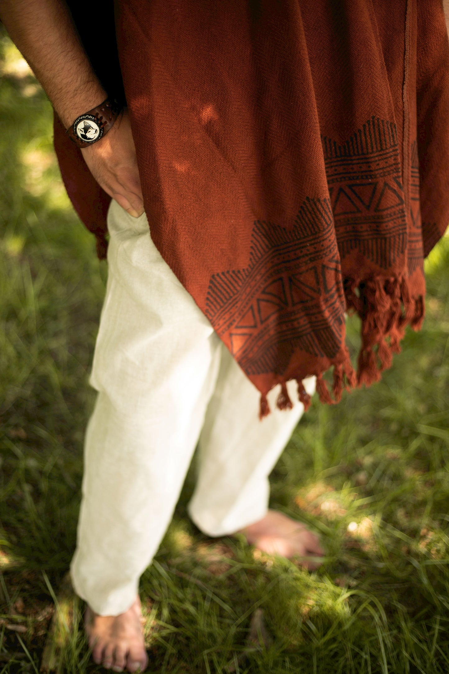 De Navado poncho Rust is jouw perfecte outfit voor een dag vol avonturen. Gemaakt van ademend jutekatoen en met een handbedrukte print, is het ideaal voor een relaxed weekendje weg of een gezellige middag met vrienden