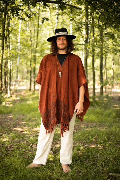 De Navado poncho Rust is de ideale keuze voor de eco-bewuste avonturier. Of je nu op een yoga-retreat bent of een weekendje weg naar een natuurgebied, deze handbedrukte poncho biedt zowel stijl als comfort in je vrije tijd