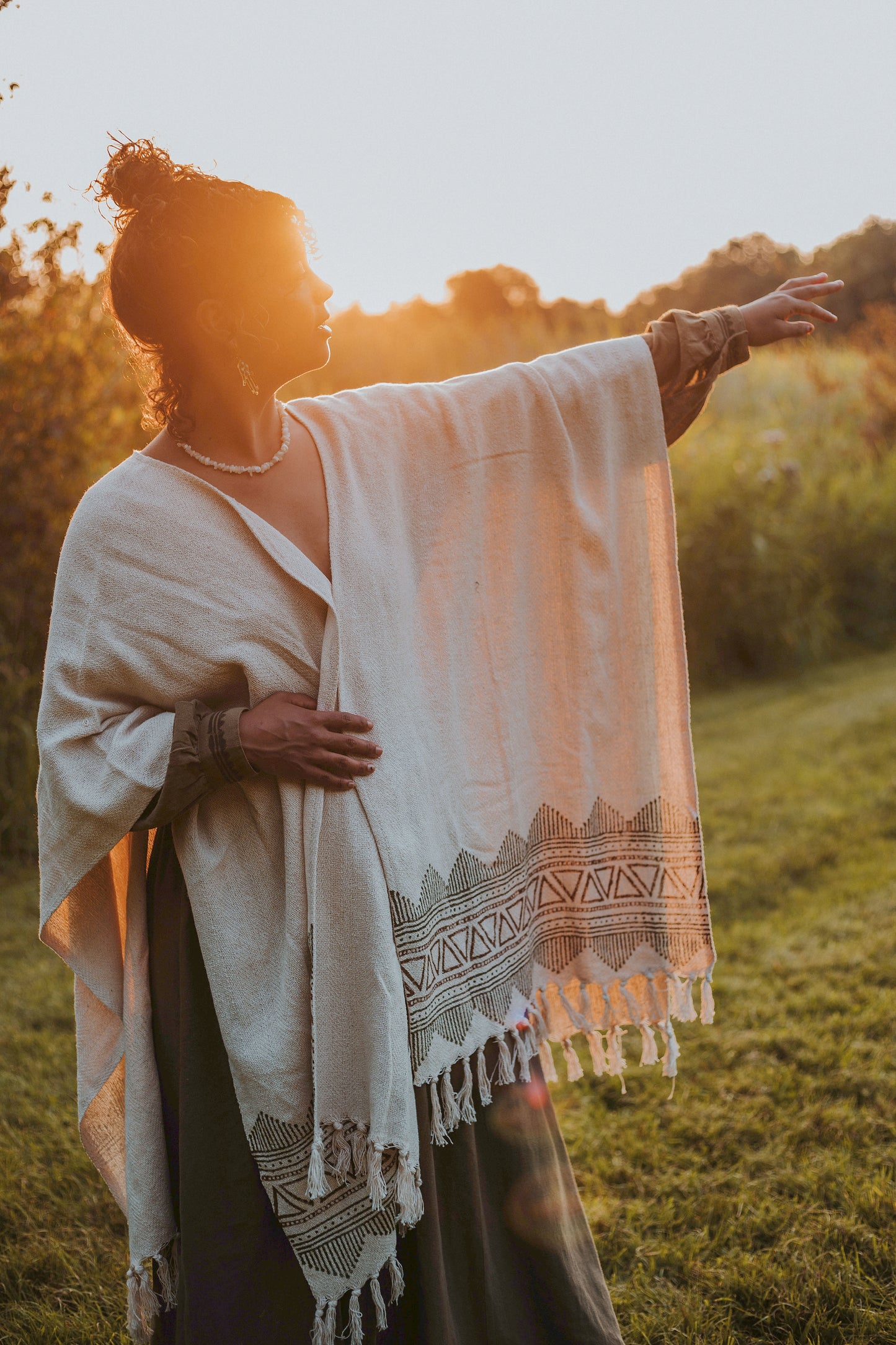 Deze Navado poncho is een tijdloos kledingstuk voor zowel mannen als vrouwen die houden van unieke, handgemaakte mode. Het ademende materiaal en de kunstzinnige prints maken het perfect voor een ontspannen, doch verfijnde stijl