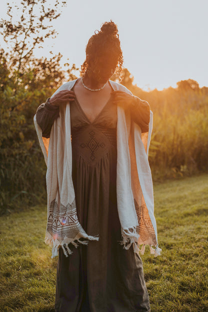 Met de witte Navado poncho voeg je een vleugje boho-chic toe aan je vrije tijd. Of je nu een ontspannen dag in de tuin doorbrengt of een weekend in de natuur, deze ademende, handgemaakte poncho past perfect bij jouw vrije geest