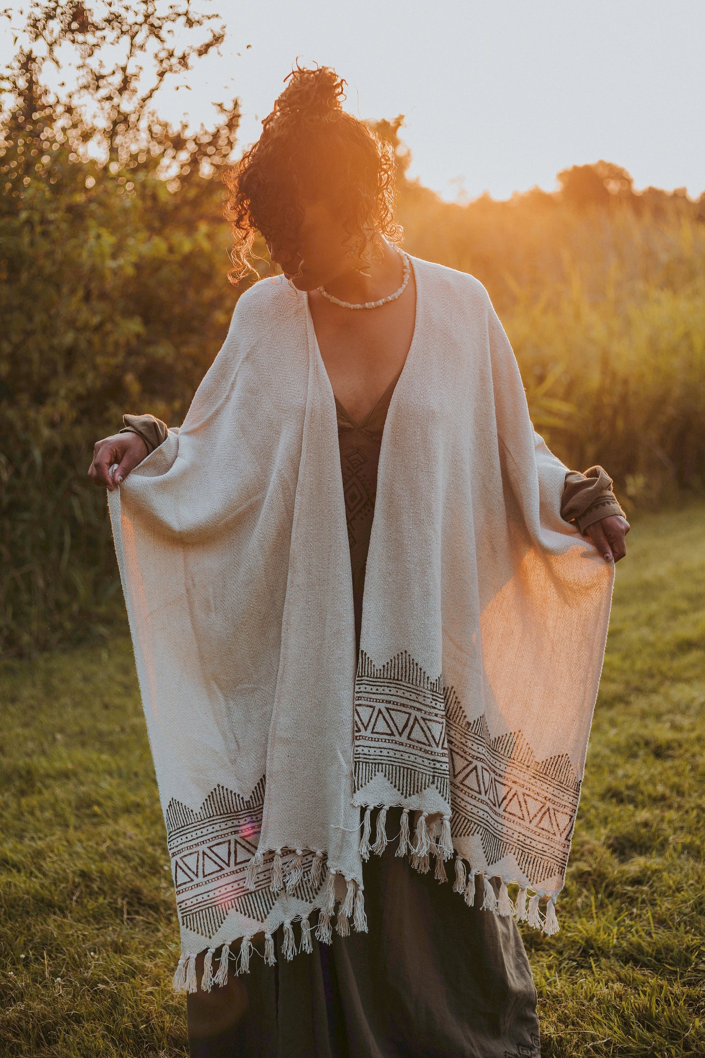 Voel de vrijheid van de natuur in de witte Navado poncho, perfect voor een dagwandeling of een festival. Het zachte materiaal en de unieke prints maken het de ideale keuze voor een vrije tijdsbesteding vol avontuur