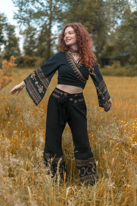 Zwarte broek met slangenpatronen en maanaccenten in gouden blockprint, ideaal voor een avontuurlijke festivallook