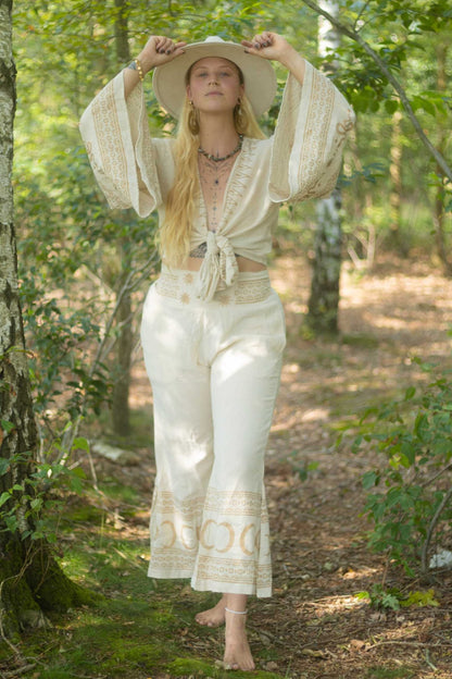 Snake & Moon witte broek met subtiele slangenprints en maanaccenten, een prachtige keuze voor creatieve en avontuurlijke vrouwen