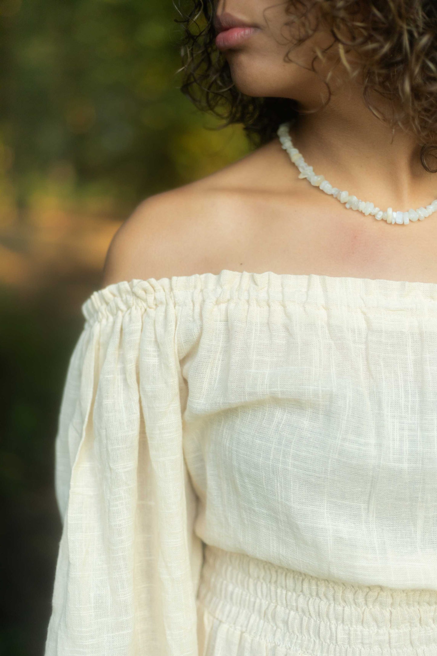 Luchtige witte Serpentina jurk met een vrouwelijke uitstraling, perfect voor Isabels verfijnde momenten en moeiteloos stijlvolle dagen