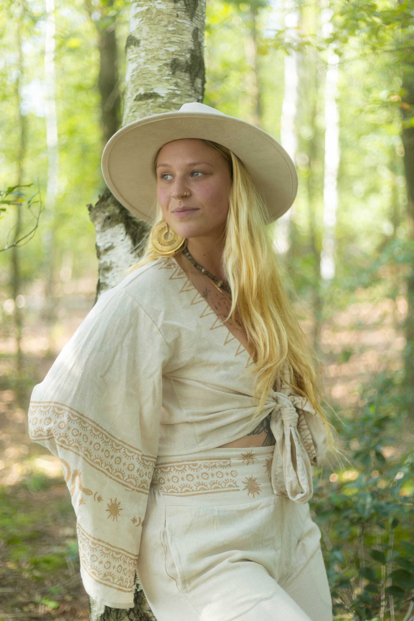 Witte top met gouden details en slangenmotief, ideaal voor een vrouwelijke, speelse uitstraling bij elke gelegenheid